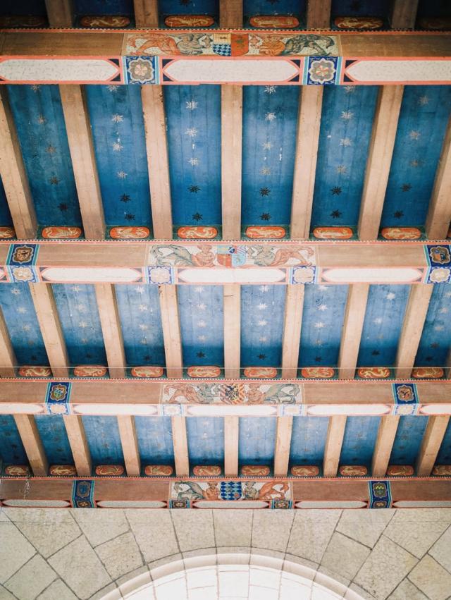 A ceiling with painted wood beams for Jennifer & Lars' Wedding