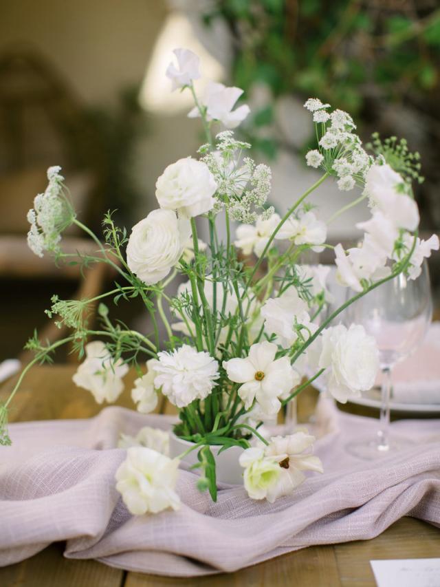 Single flower arrangement for Jammie & Duncan's Wedding