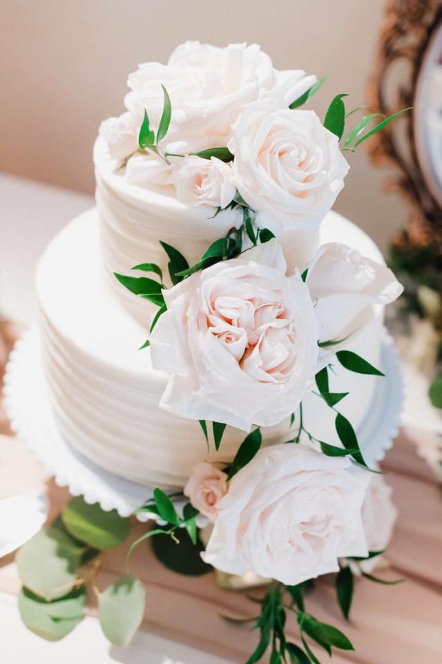 Wedding cake with flowers for Jennifer & Lars' Wedding