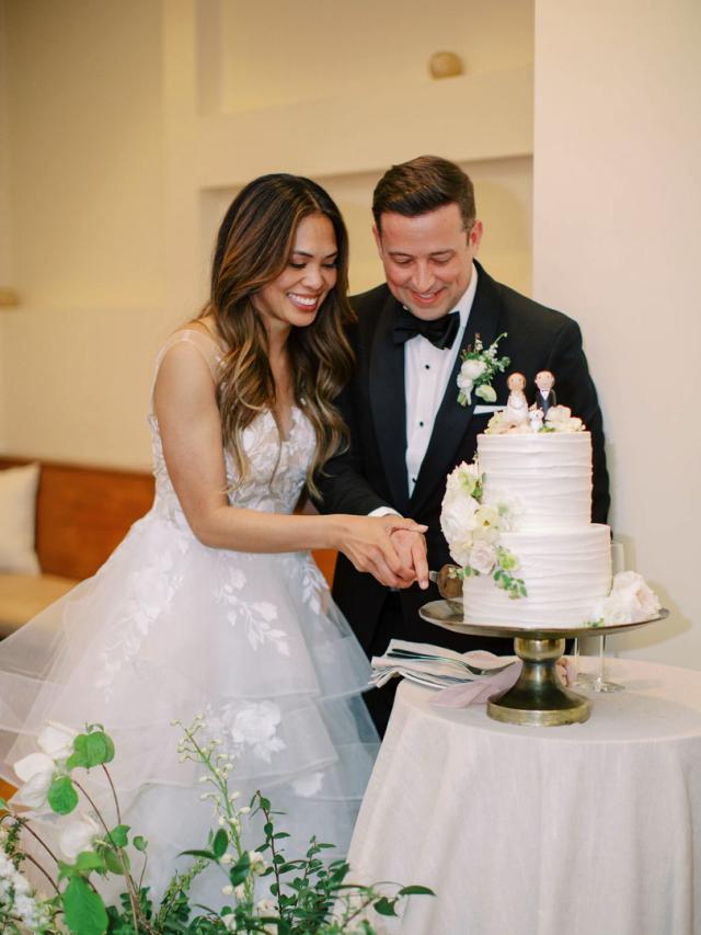 Bride & groom cutting the cake for Jammie & Duncan's Wedding